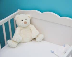 דובי בקצה העריסה בחדר התינוק